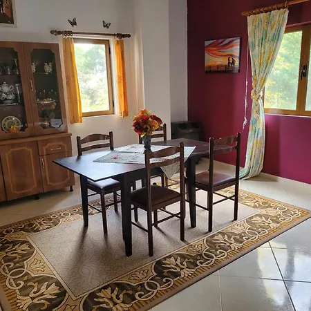 Le Bonheur En Albanie Apartment Golem (Tirana)